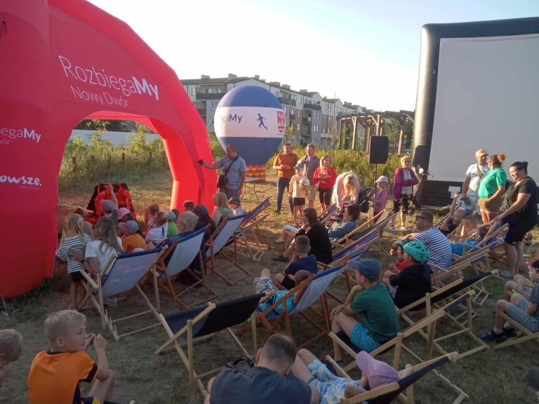 Kino plenerowe w Nowym Dworze Mazowieckim – relacja z wyjątkowego wydarzenia pod chmurką
